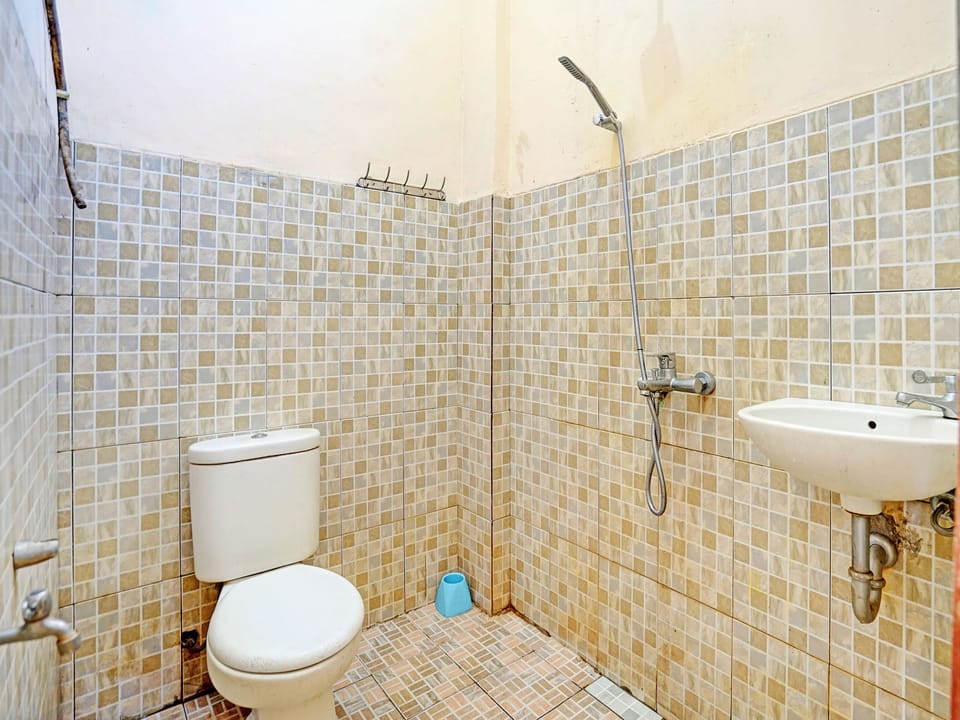 Deluxe Single Room | Bathroom | Shower, towels