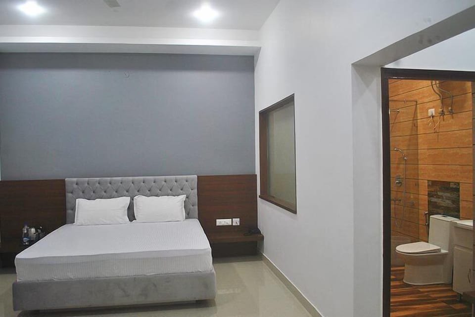 Deluxe Room | Desk, iron/ironing board, free WiFi, bed sheets
