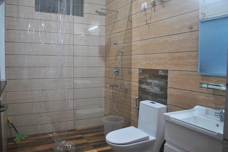Deluxe Room | Bathroom | Shower, rainfall showerhead, free toiletries, towels