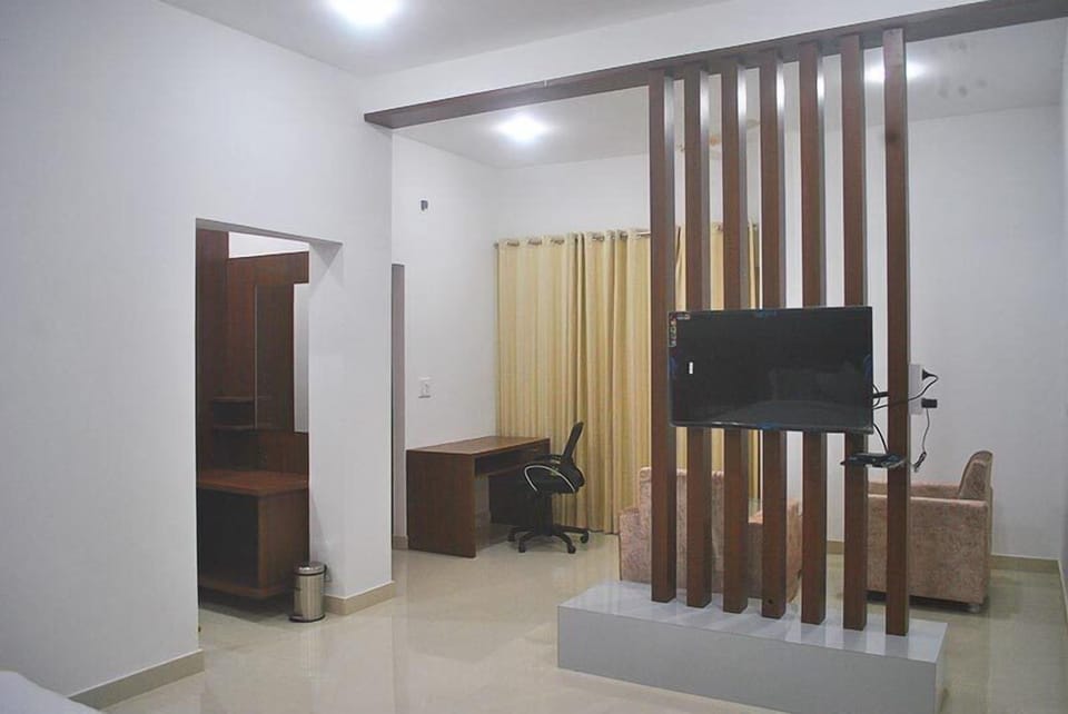 Deluxe Room | Living area | 32-inch LCD TV with digital channels, TV