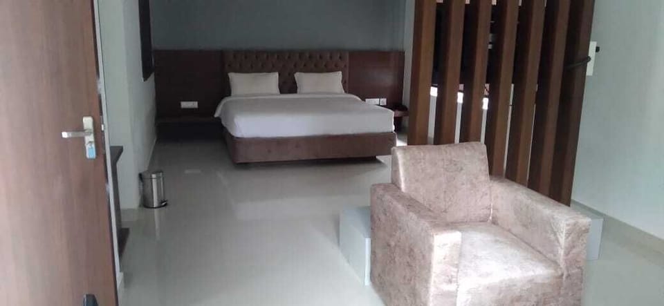 Deluxe Room | Desk, iron/ironing board, free WiFi, bed sheets