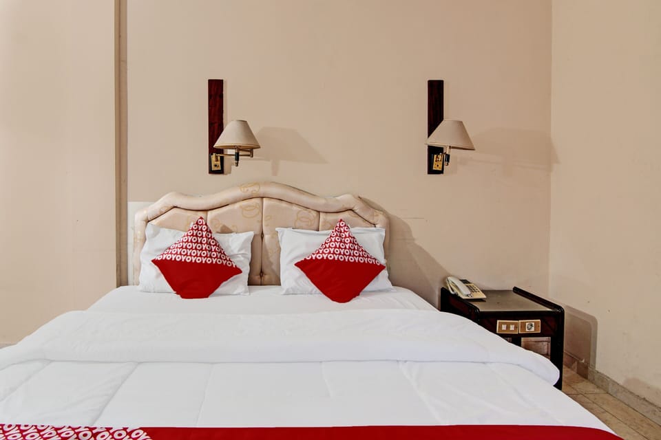 Deluxe Twin Room | Desk, laptop workspace, bed sheets