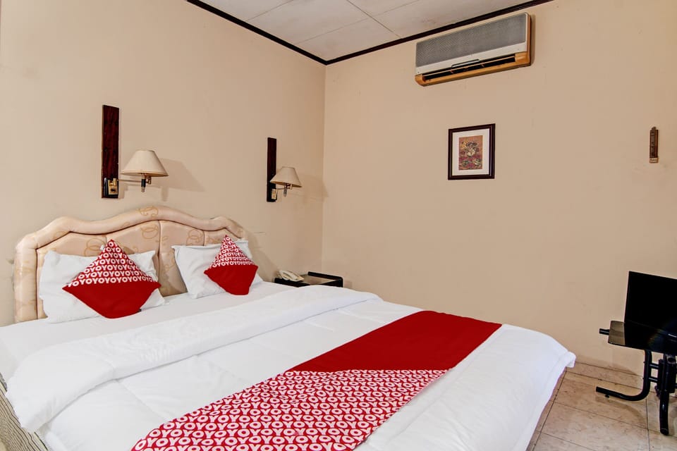Deluxe Twin Room | Desk, laptop workspace, bed sheets