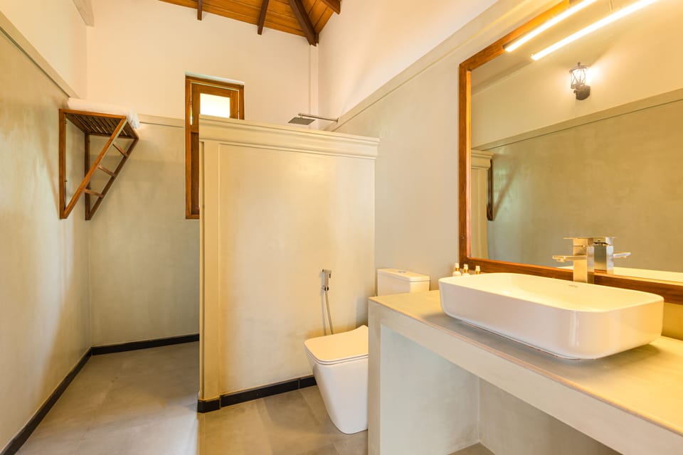 Deluxe Triple Room | Bathroom | Shower, rainfall showerhead, hair dryer, bidet