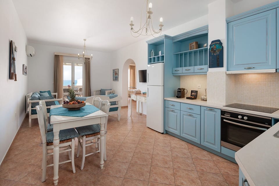 Deluxe Suite | Private kitchen | Full-size fridge, oven, espresso maker, coffee/tea maker
