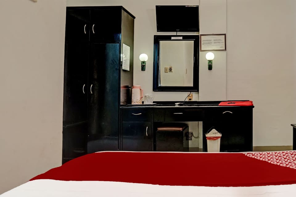 Desk, laptop workspace, WiFi (free), bed sheets
