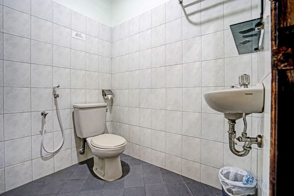 Deluxe Twin Room | Bathroom | Shower, towels