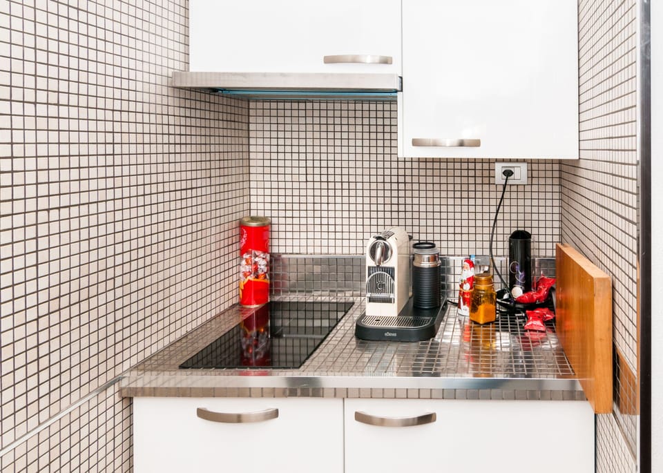 Executive Apartment | Private kitchen | Electric kettle, blender, cookware/dishes/utensils, freezer