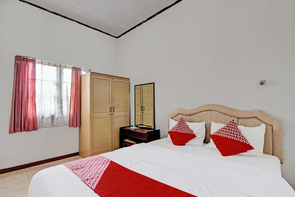 Family Room | Desk, laptop workspace, bed sheets