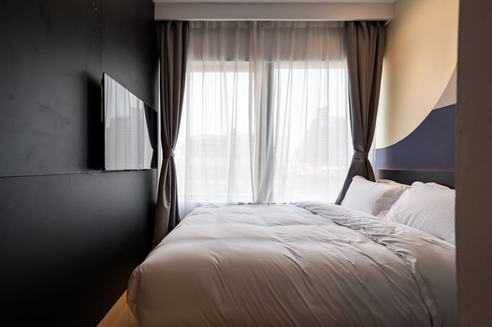 Deluxe One bed room | Hypo-allergenic bedding, blackout drapes, soundproofing