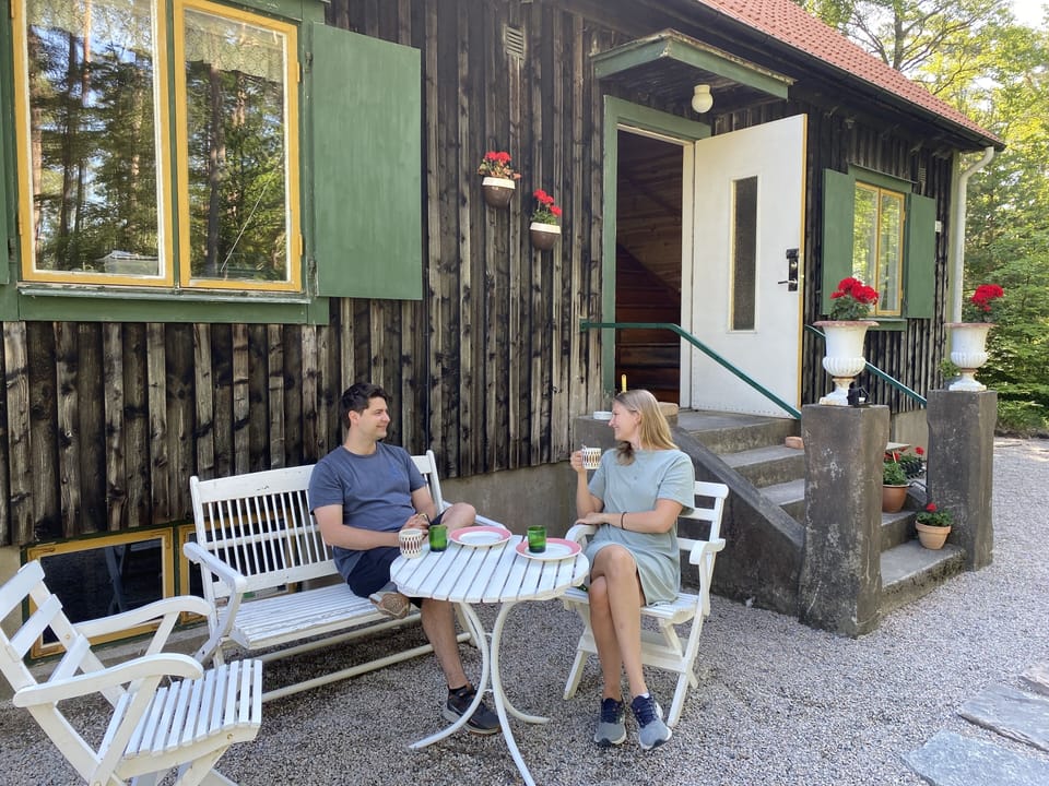 Huset är från 1938 och målat med tjära som var vanligt på den tiden:)