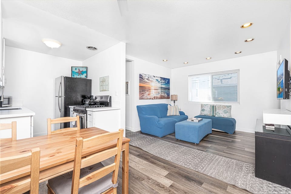 This upstairs apartment is the perfect, economical home base for exploring Newport Beach on foot or on bike!
                