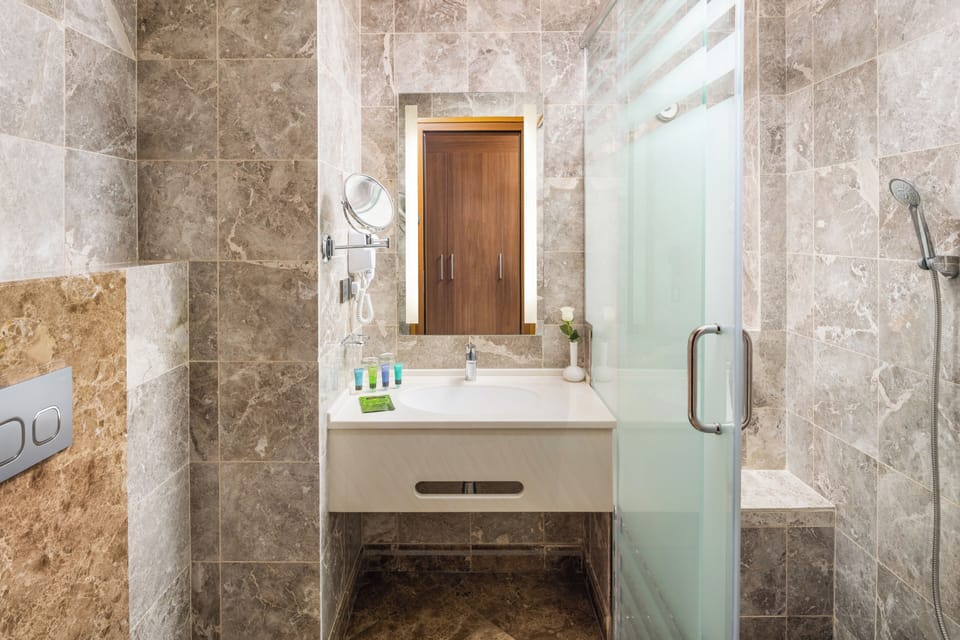 Rainfall showerhead, free toiletries, hair dryer, slippers