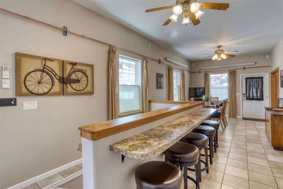 Breakfast bar with seating for 5