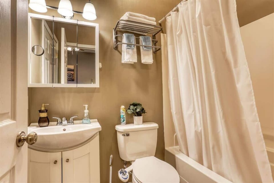 Full bathroom with shower/tub combo