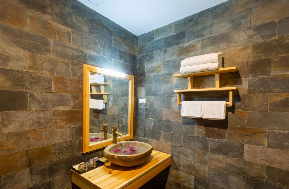 Shower, hydromassage showerhead, free toiletries, hair dryer