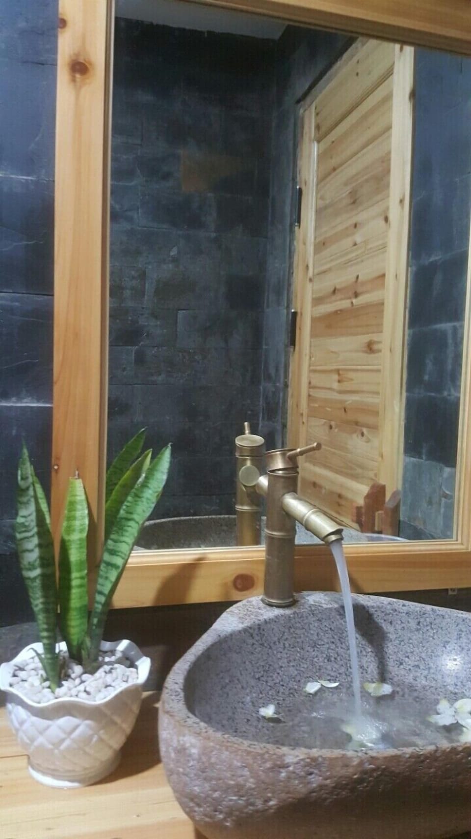 Shower, hydromassage showerhead, free toiletries, hair dryer