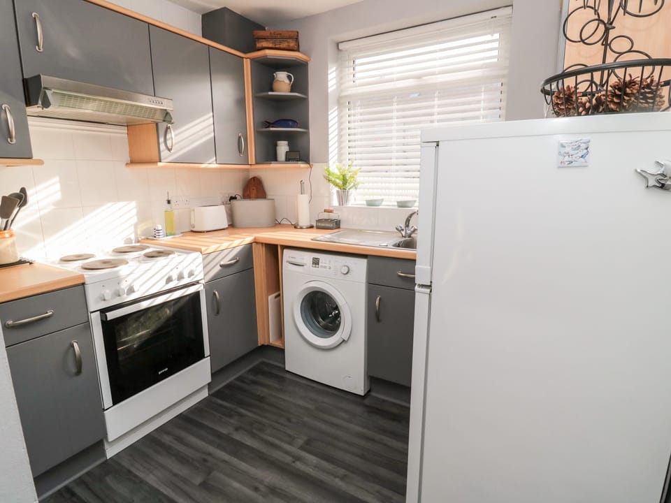 Fridge, cookware/dishes/utensils