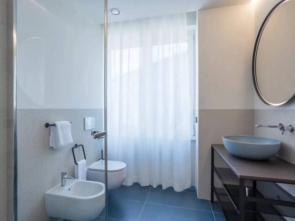 Shower, rainfall showerhead, free toiletries, hair dryer