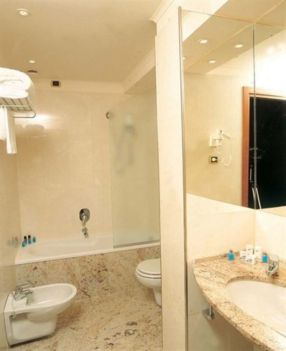 Combined shower/tub, free toiletries, hair dryer, bidet