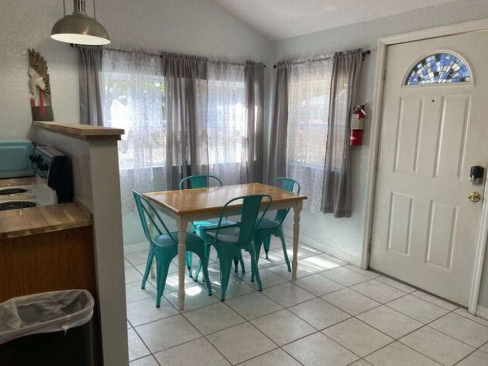Marlin Cottage dining area