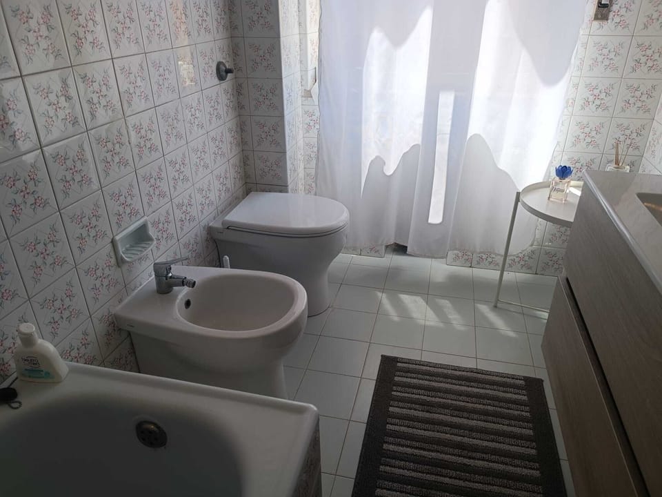 Apartment | Bathroom | Bathtub, hair dryer, bidet, toilet paper