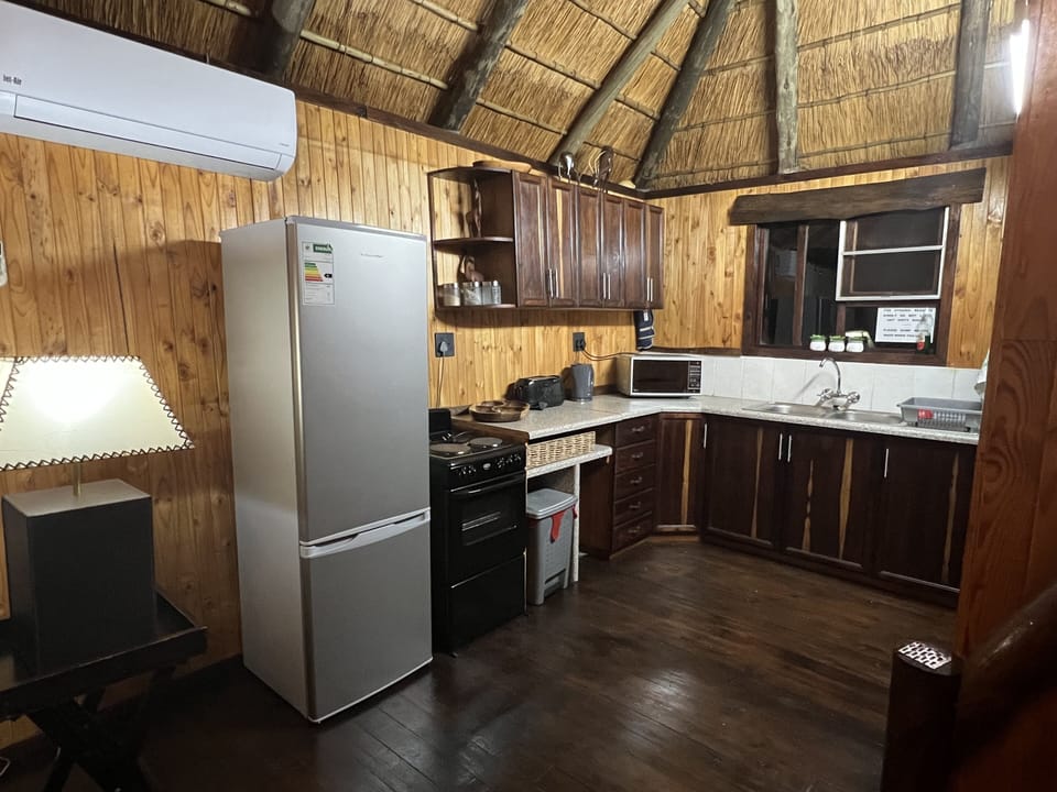 Romantic Cabin | Private kitchen | Full-size fridge, microwave, oven, stovetop