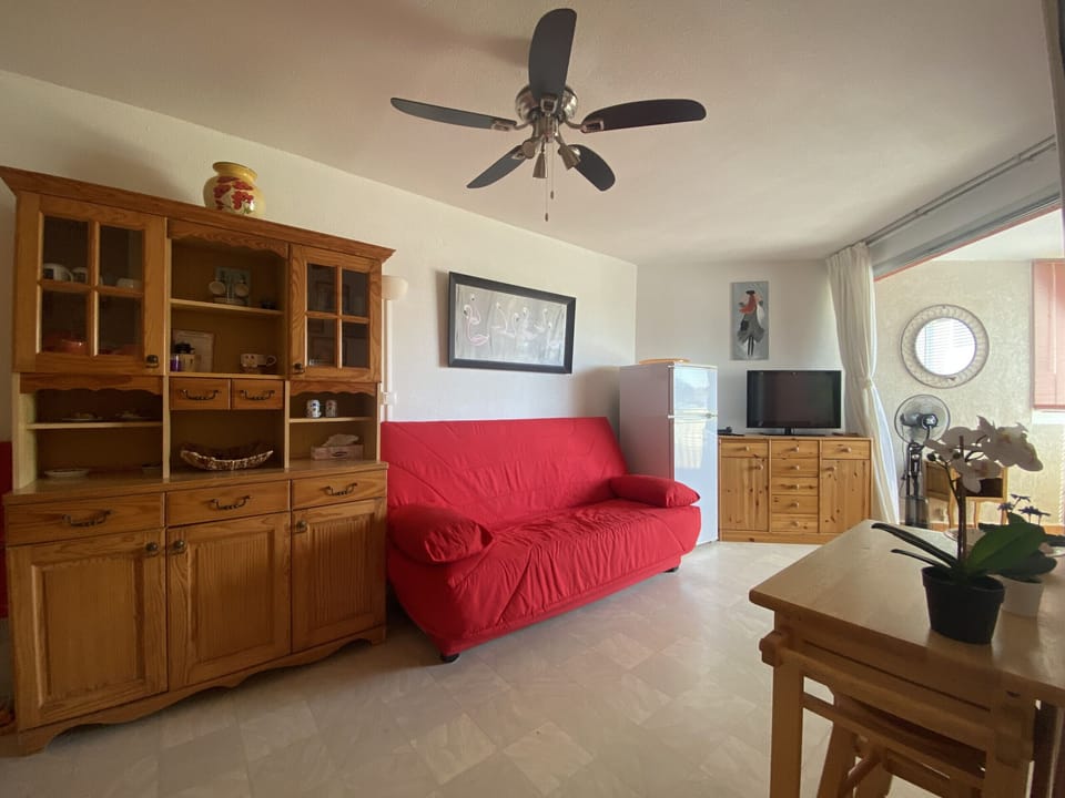 Bright living room in which there is a sofa bed for two people, TV and practical storage furniture, thus providing a functional and pleasant space for your stay