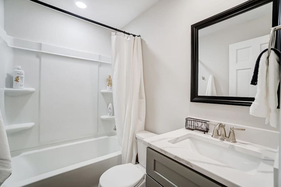 🚿 Fresh, clean bathroom with body wash, Shampoo, Conditioner & fluffy towels.