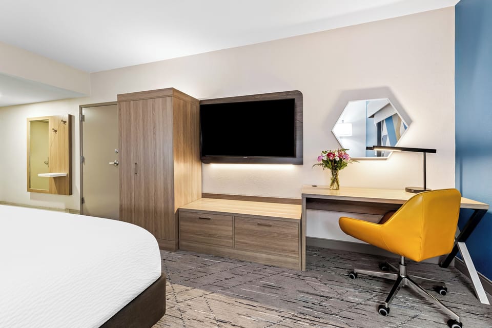 Standard Room, 1 King Bed, Accessible (Communications, Roll-In Shower) | Blackout drapes, iron/ironing board, cribs/infant beds, free WiFi