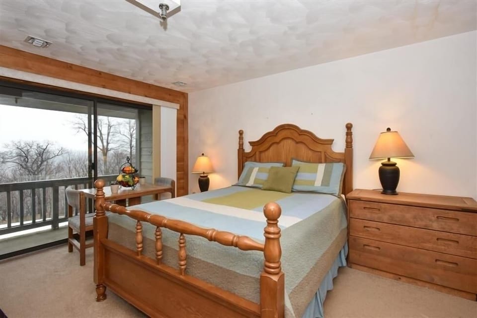 Indoors, Home Decor, Bed, Furniture, Lamp