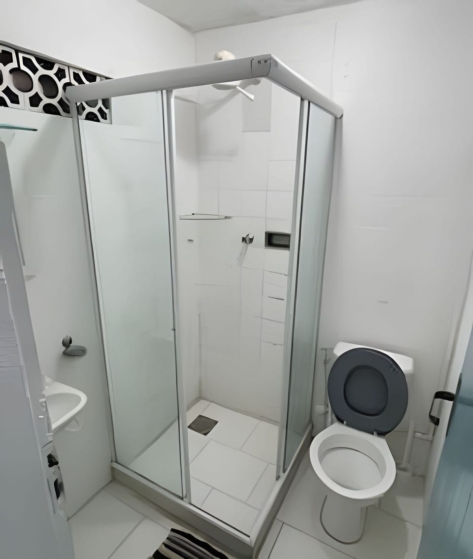 Basic Suite | Bathroom | Shower, rainfall showerhead, towels, soap