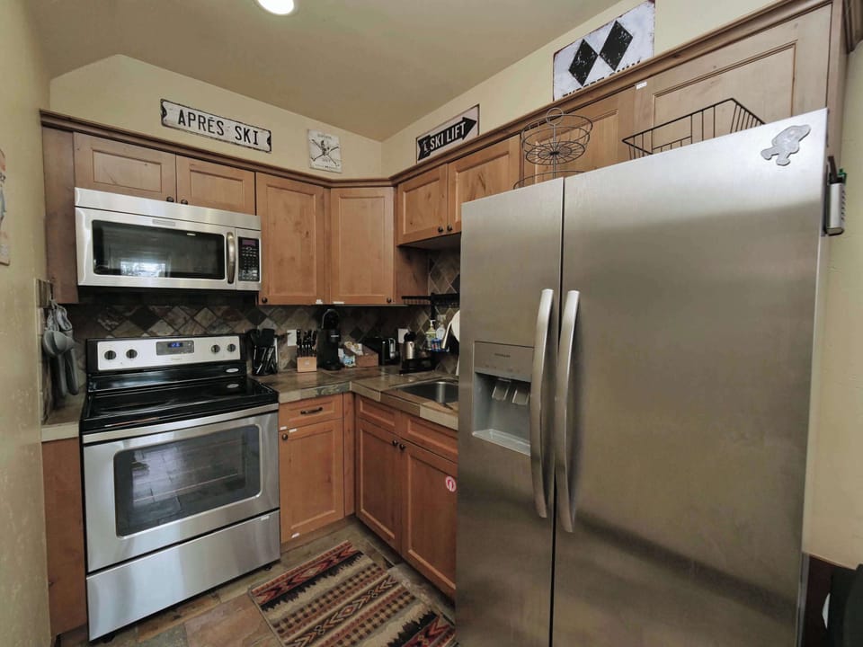 Full Kitchen (except dishwasher)