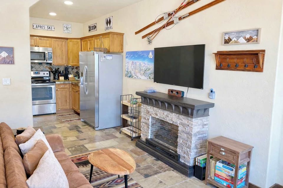 Living Room - smart TV, bluetooth stereo and boardgames