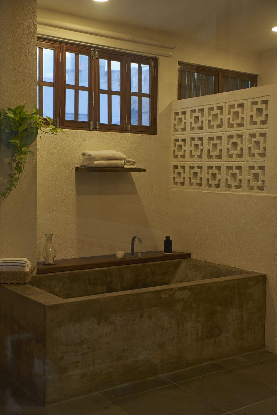 Superior Room, 1 King Bed, Bathtub | Iron/ironing board, WiFi (free), bed sheets