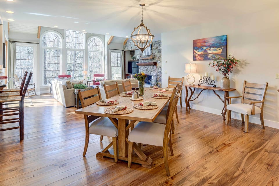 Dining Area | Dishware/Flatware Provided