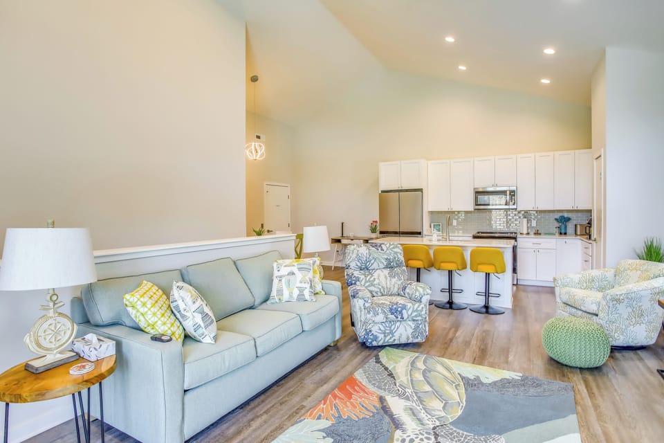 Living Room | Queen Sleeper Sofa | Smart TV | Free WiFi | 2nd Floor