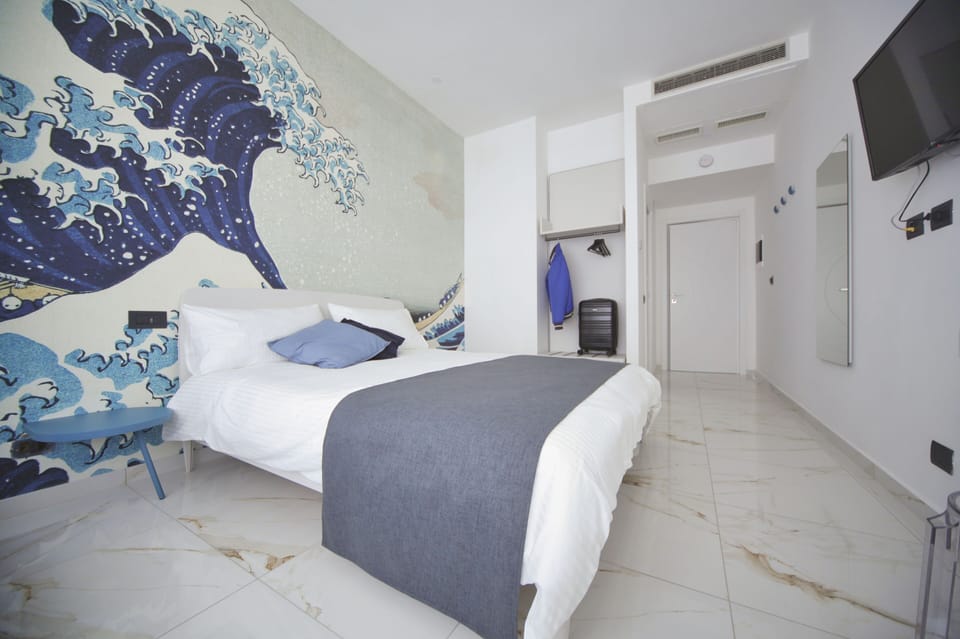 Suite "L'Onda" | Free minibar, individually furnished, desk, laptop workspace