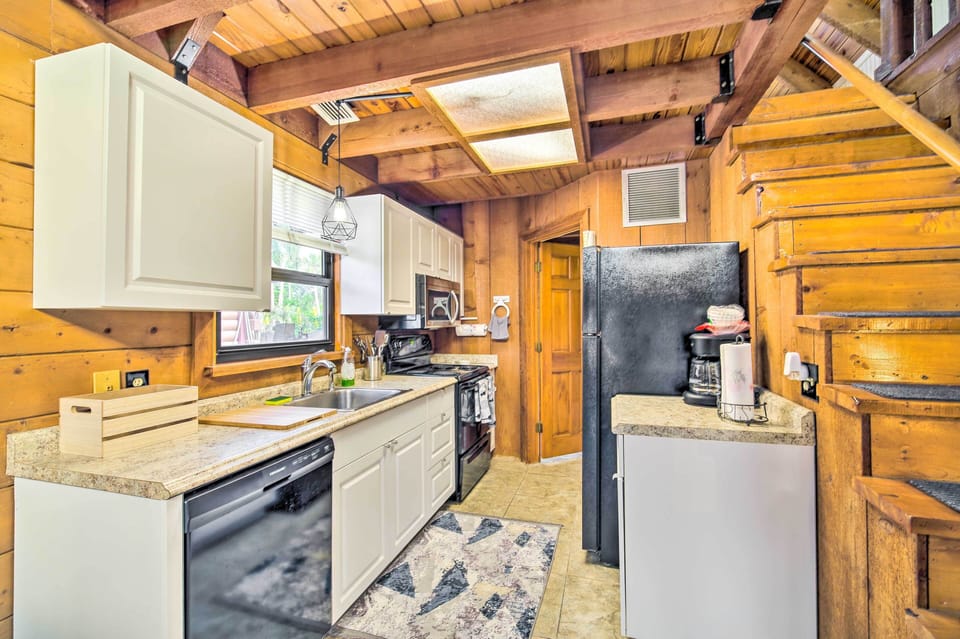 Kitchen | Toaster | Trash Bags & Paper Towels Provided