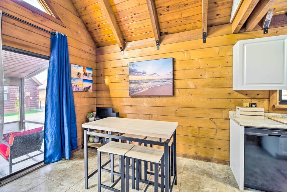 Dining Area | Dishware & Flatware Provided