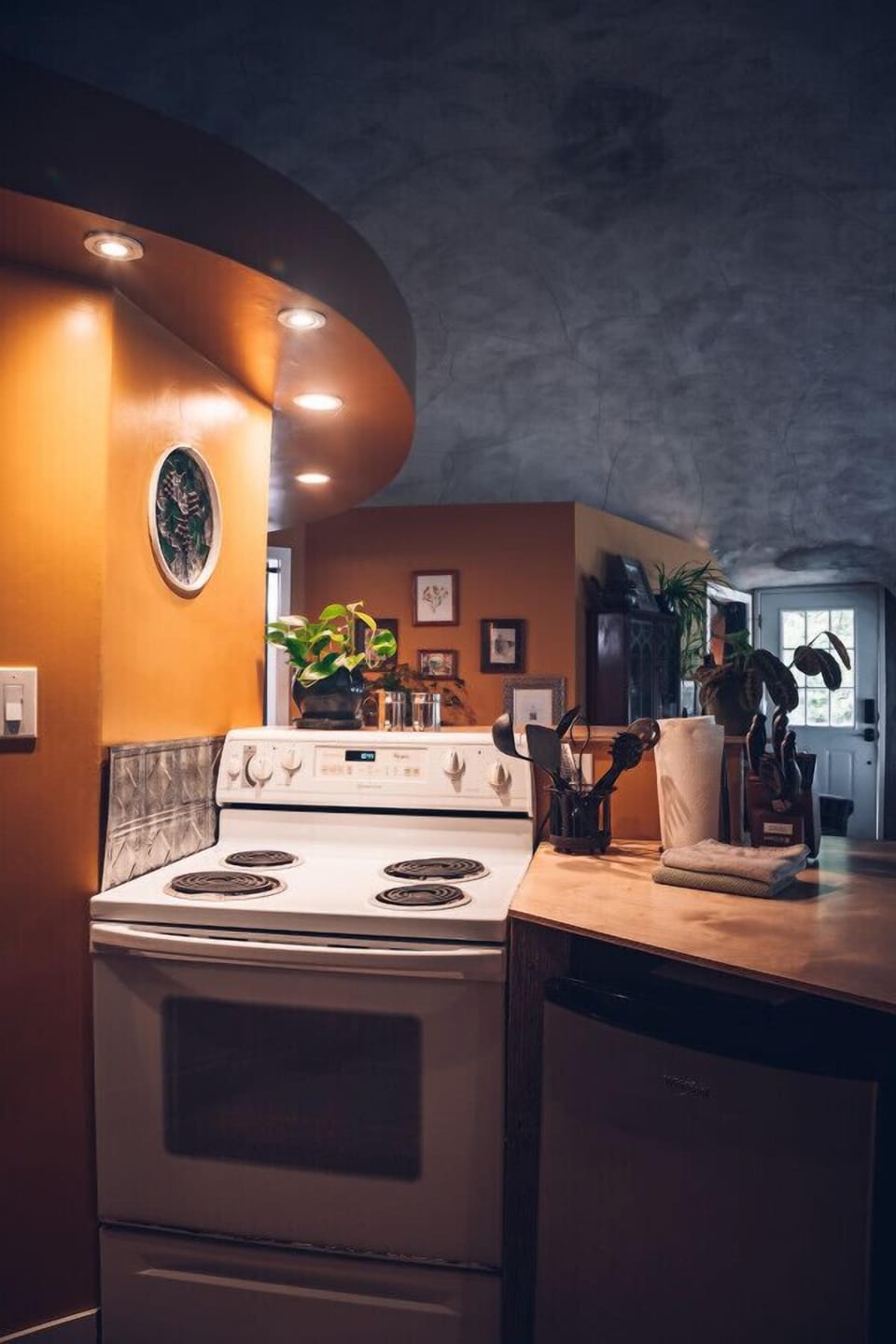 Stove, oven, mini fridge, microwave, sink, Keurig coffee machine, Keurig coffee, cream, tea, and sugar included for every guest.