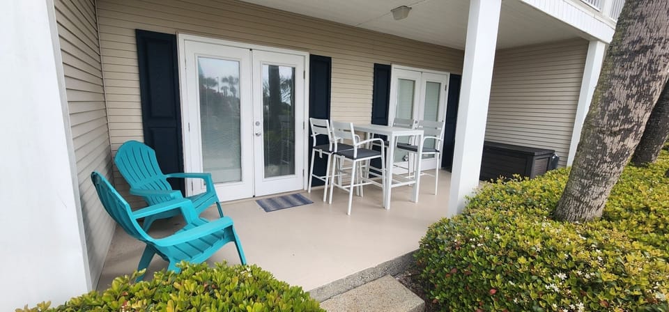 Level ground patio with short distance to the pool area