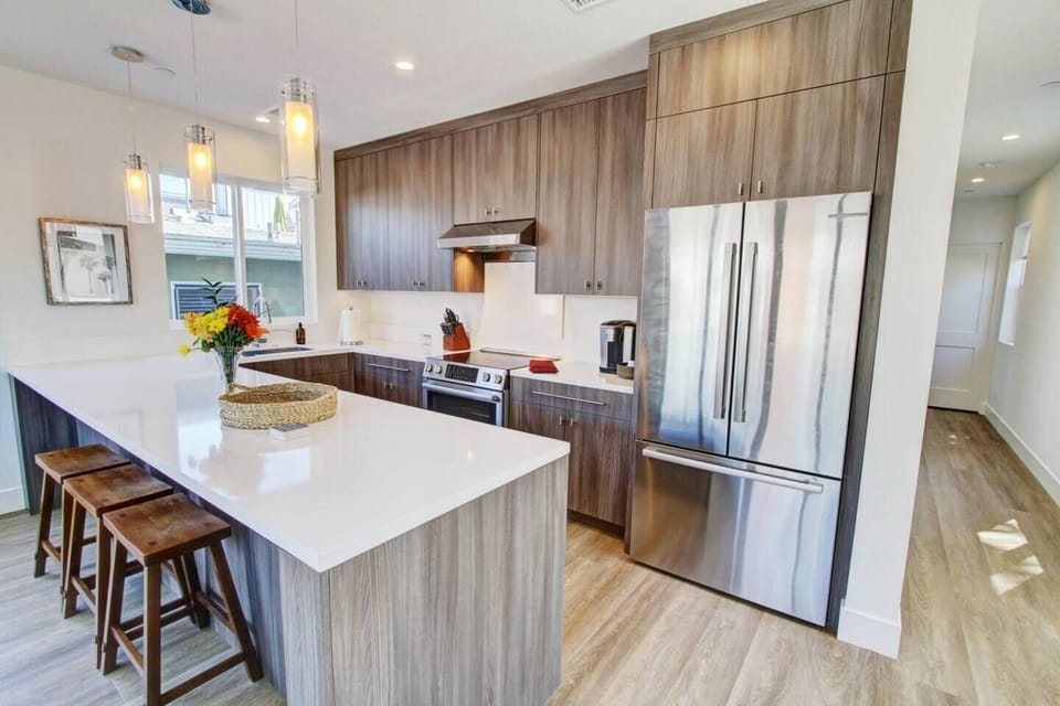 Beautiful Kitchen, dish washer, large refrigerator, stove.