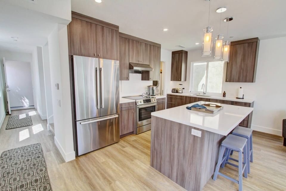 Lovely spacious kitchen fully stocked. Pots and pans . Blender, mixer, slow cooker, Tupperware., wine glasses, coffee cups. All your kitchen needs. Plastic plates and cup provided for children.
