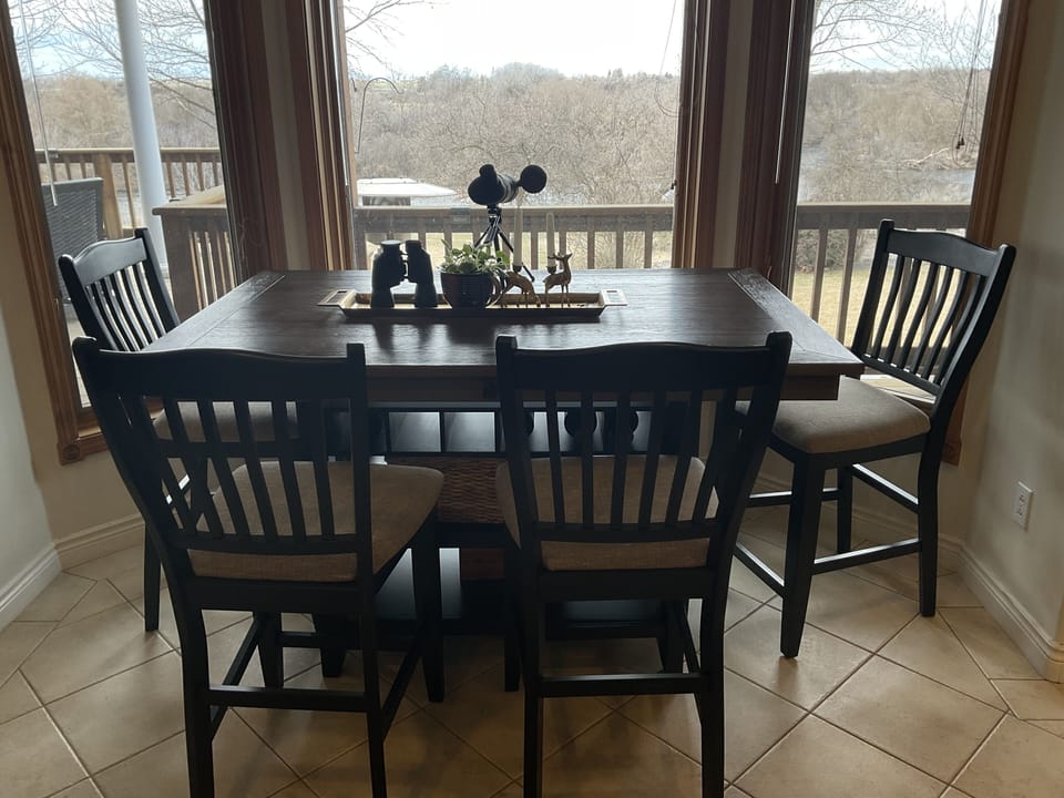 Breakfast Nook- Views of the River