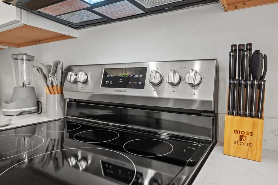 Fully equipped kitchen with stove, blender & knife set for easy meals