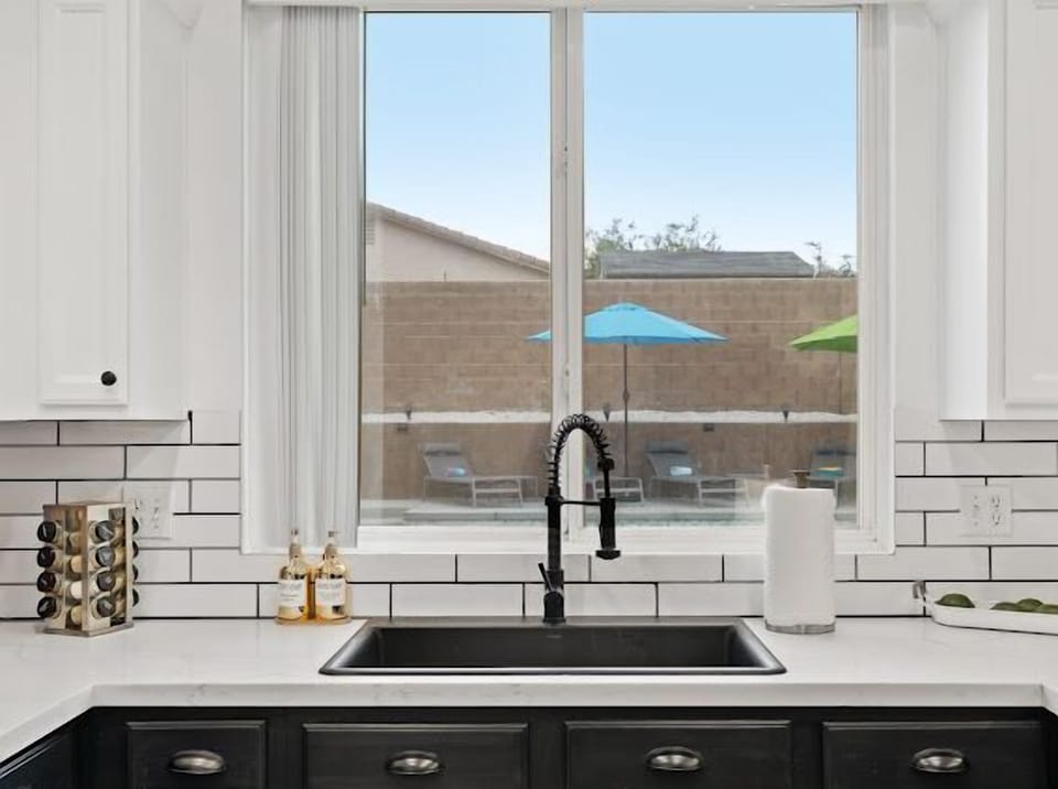 Modern kitchen with views to the pool 