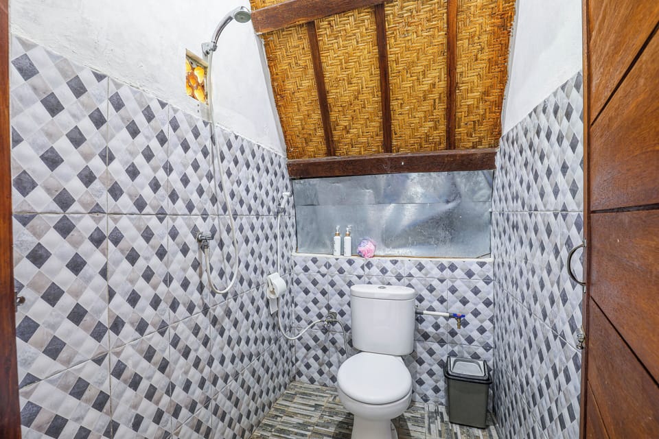 Deluxe Double Room, 1 Bedroom, Non Smoking, Garden View | Bathroom | Shower, free toiletries, bidet, towels