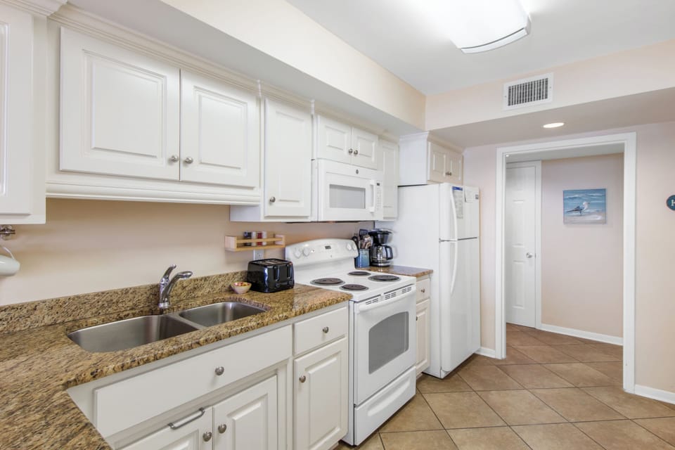 Signature Condo, 3 Bedrooms, Balcony, Beach View | Private kitchen | Fridge, microwave, oven, stovetop
