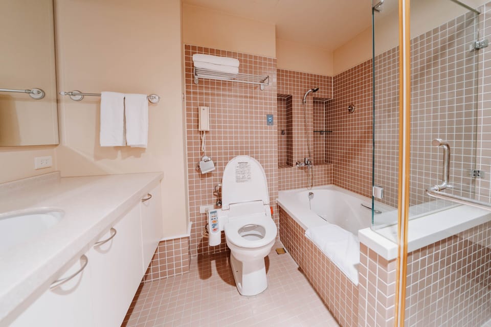 Basic Double or Twin Room | Bathroom | Separate tub and shower, rainfall showerhead, free toiletries